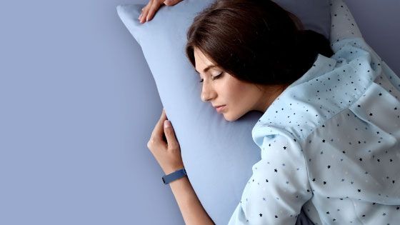 Mujer durmiendo mientras usa la Smart Band 6 