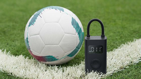 Portable Electric Air Compressor 1S con un balón de fútbol