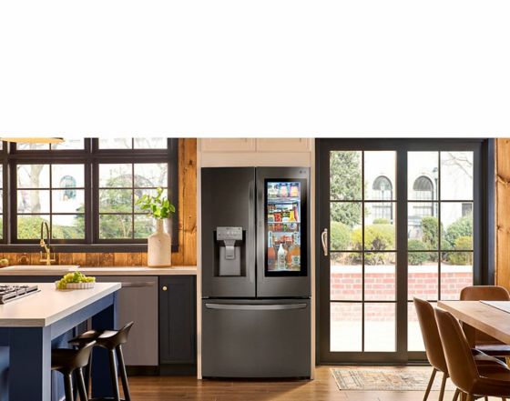 Vista frontal del refrigerador negro ubicado en una cocina.