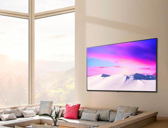 Una escena que muestra el gran y delgado televisor LG NanoCell colgado en posición horizontal contra la pared.