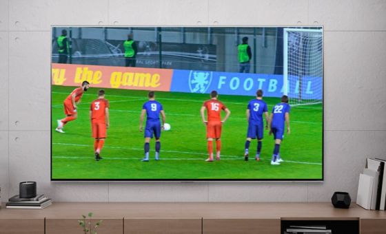 Una pantalla de televisión que muestra a un jugador de fútbol marcando un penalti