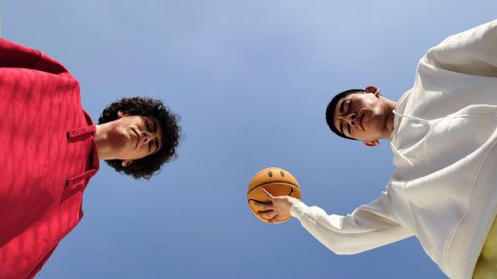 Fotografía de dos jóvenes jugando con un balón 
