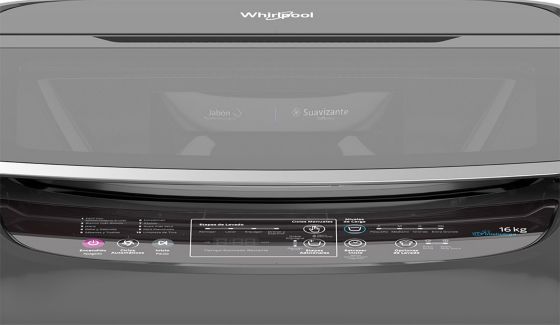 Panel digital de control en la parte frontal de la lavadora.