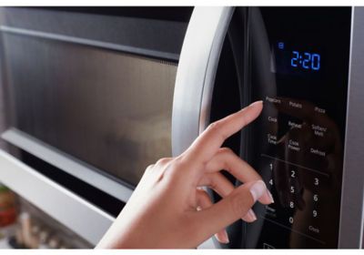 Opciones automáticas en el horno Whirlpool con panel electrónico.
