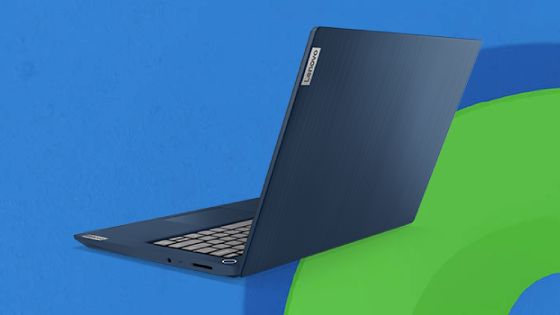 Portátil Lenovo IdeaPad 5 desplegado vista trasera sobre fondo azul y verde
