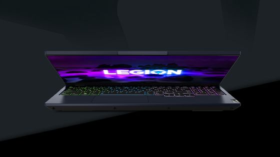 Laptop LEGION 5 phantom blue semi abierto vista frontal sobre fondo negro