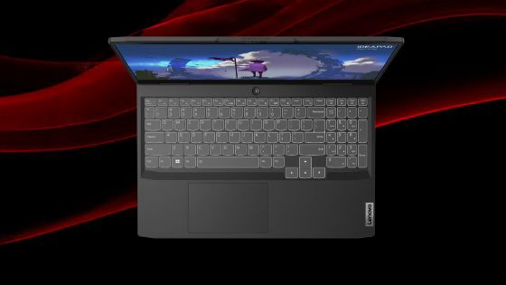 Laptop IDEAPAD GAMING 3 gris oscuro vista cenital abierto sobre fondo negro