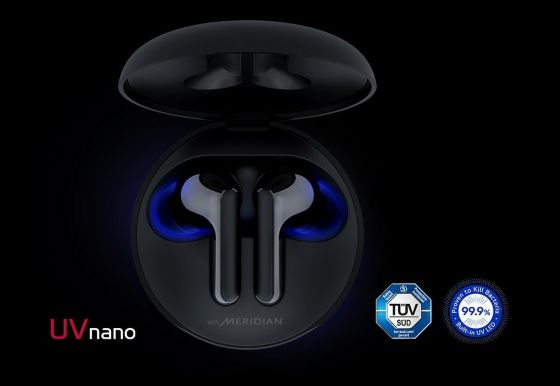 Imagen de estuche abierto con los auriculares en su interior y una luz azul brillante que resalta el UVnano. 