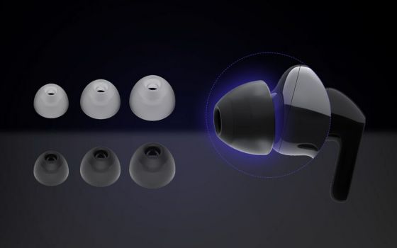 Audífono negro y dos sets de 3 geles para los oídos de diferente tamaño