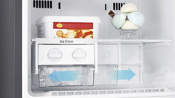 Máquina de hielo en el Freezer señalando los movimientos que puede hacer