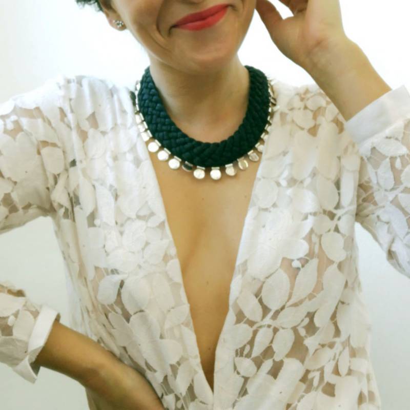 MARIA LA BIYUX - Collar Negro Plateado Circular.