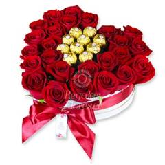 REGALAR FLORES - Flores Arreglo Corazón + Bombones Ferrero Regalar Flores