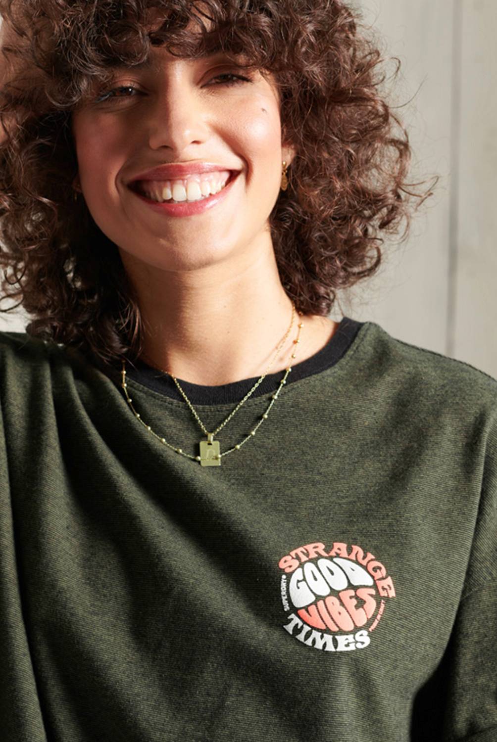 SUPERDRY - Camiseta de Corte Cuadrado Militar Narrative Mujer