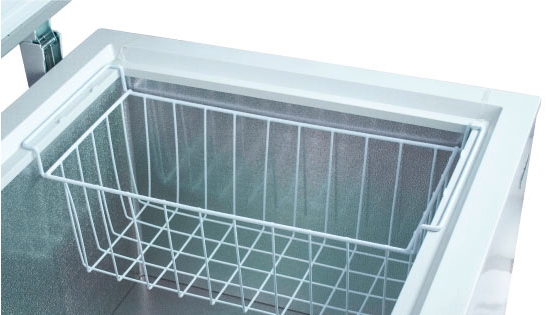 Almacena todos tus alimentos de uso frecuente de forma fácil y práctica con la canasta interior del freezer FFH Z300 de Fensa.