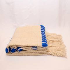 ALDEA ARTESANAL - Piecera de cama lana de oveja crema y franjas azules