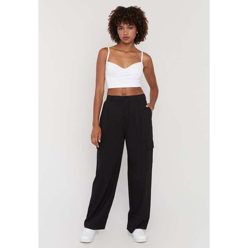 Pantalón city flare con pinzas negro mujer