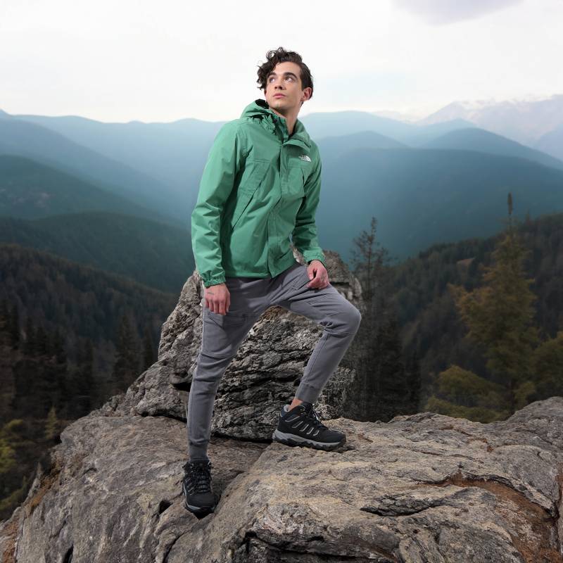 Hombre con chaqueta deportiva paisaje invierno trekking / chaqueta