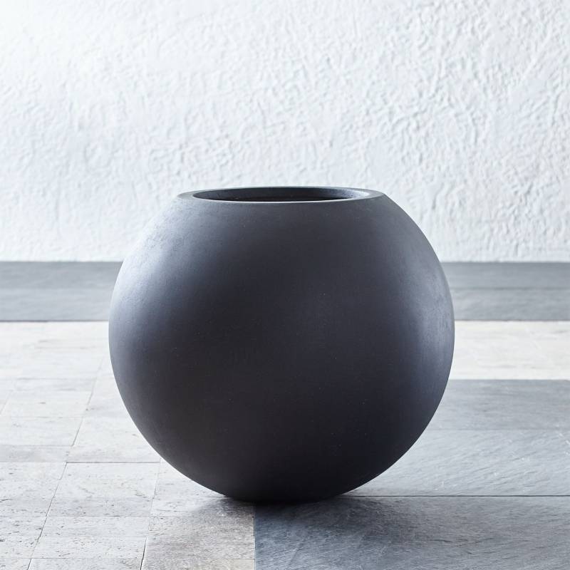 Crate & Barrel - Matera Sphere Negra 45 x 42 cm