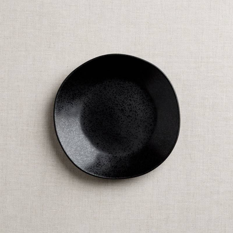 CRATE & BARREL - Plato de Ensalada Marin Negro Mate 21 cm