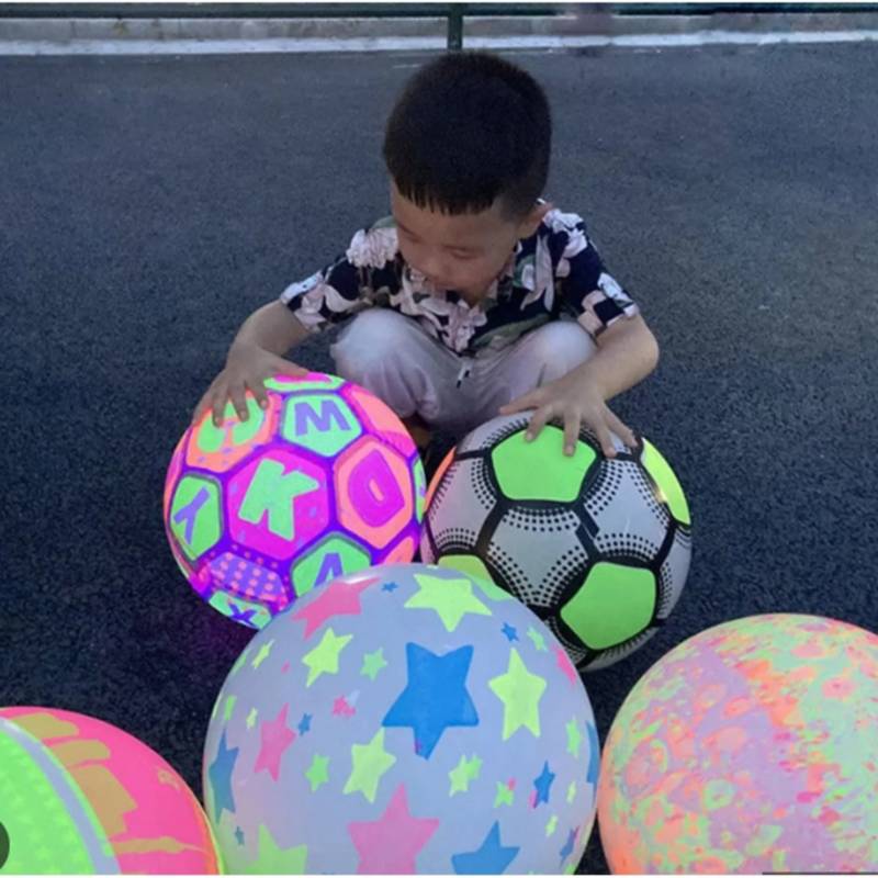 pelota luminosa fluorescente es el juguete más divertido para niños