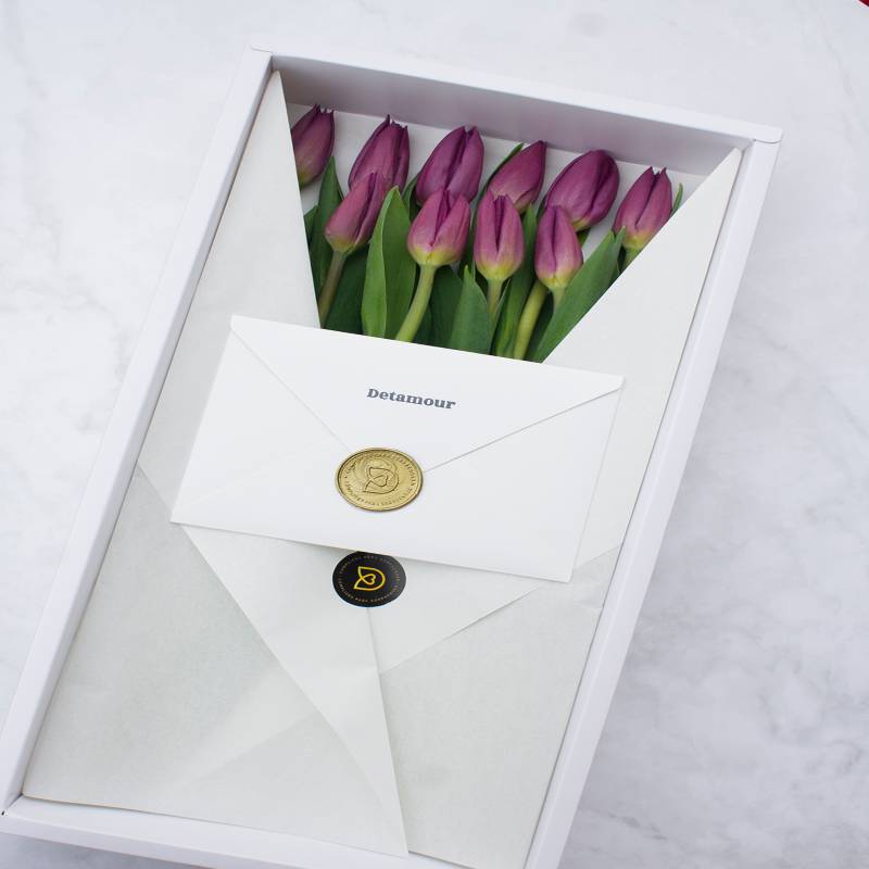 DETAMOUR - Classic Box Blanco 10 Tulipanes Morados
