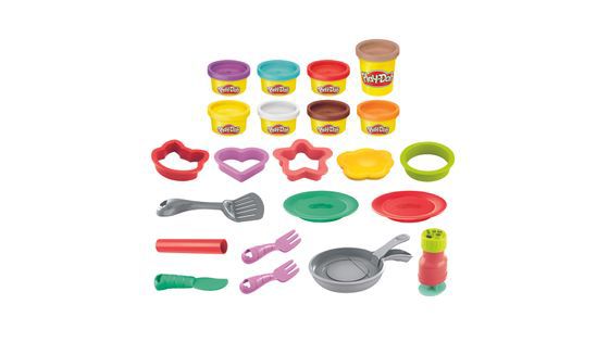 Este set de cocina de juguete para niños pequeños viene con 4 cortadores distintos de tortitas Play-Doh, un extrusor para crear sirope de juguete, una espátula y hasta platos y tenedores para compartir las creaciones 
