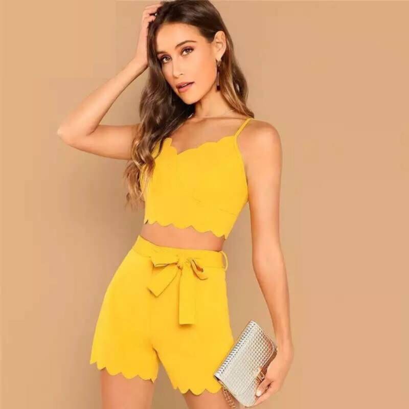 SHEIN Curved Hem Solid Belted Shorts 