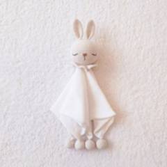 BE CRAFTY - Manta de Apego Antialérgica Conejo color crema 34cm Bebé 6M