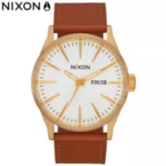 NIXON - Reloj Nixon Sentry A1052621 Fecha Acero Dorado Correa de Cuero Marrón