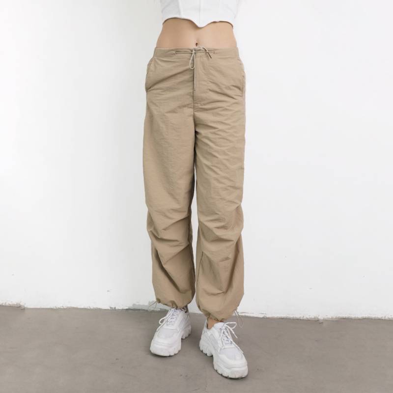 Pantalones Cargo y parachute de color beige para mujer