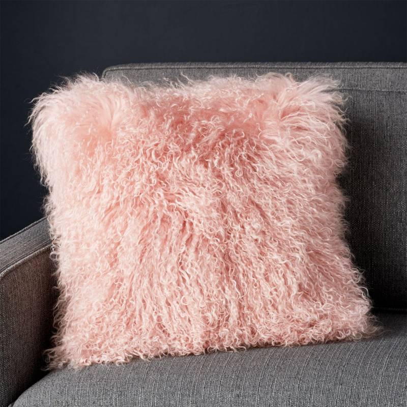 CRATE & BARREL - Pelliccia Blush - Cojín de piel de oveja mongol rosa con relleno sintético de plumón de 40.64cm 